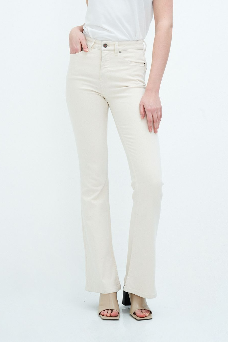 Kuyichi Damen vegan Jeans Lisette Flare Undyed Off White